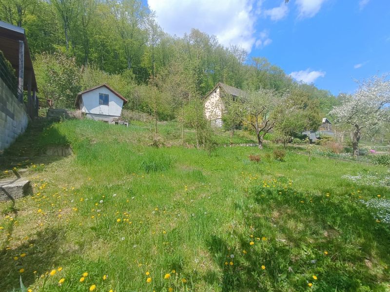 Stavebný pozemok Pod Wilec hôrkou v Prešove - Pozemky - bývanie na Pod Wilec hôrkou v Prešove s trávnikom a drevenou chatkou.