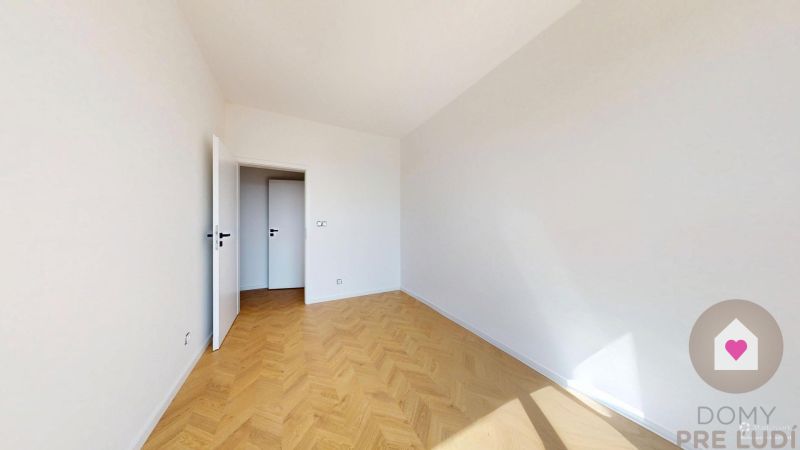 POSLEDNÝ VOĽNÝ 3i. BYT SO ZÁHRADOU+TEP. ČERPADLO, KLIMATIZÁCIA A ŽALÚZ - Prázdna izba v 3-izbovom byte s podlahou s dreveným dekorom.