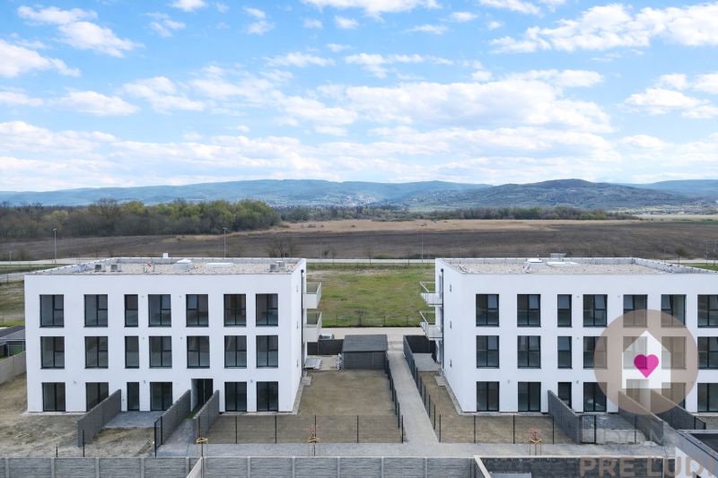 POSLEDNÝ VOĽNÝ 3i. BYT SO ZÁHRADOU+TEP. ČERPADLO, KLIMATIZÁCIA A ŽALÚZ - Moderné bytové domy v Slovenskom Grobe na Dúhovej ulici s výhľadom na prírodu.