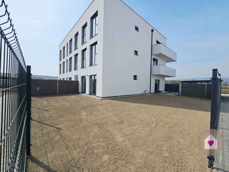 POSLEDNÝ VOĽNÝ 3i. BYT SO ZÁHRADOU+TEP. ČERPADLO, KLIMATIZÁCIA A ŽALÚZ - Exteriér bytového domu na Dúhovej v Slovenskom Grobe s priestranným dvorom.