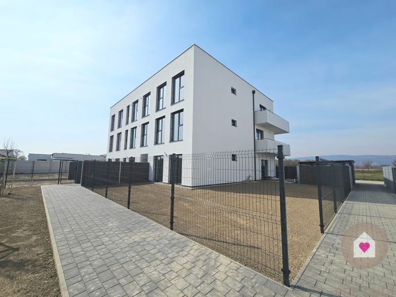 POSLEDNÝ VOĽNÝ 3i. BYT SO ZÁHRADOU+TEP. ČERPADLO, KLIMATIZÁCIA A ŽALÚZ - Exteriér 3-izbového bytu na Dúhovej ulici v Slovenskom Grobe s chodníkom a oplotením.