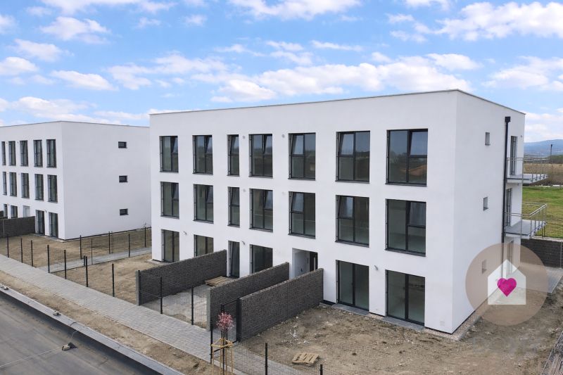 POSLEDNÝ VOĽNÝ 3i. BYT SO ZÁHRADOU+TEP. ČERPADLO, KLIMATIZÁCIA A ŽALÚZ - Novostavby 3-izbových bytov na Dúhovej ulici, Slovenský Grob, s predzáhradkami.