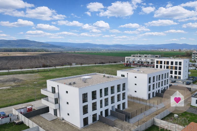 POSLEDNÝ VOĽNÝ 3i. BYT SO ZÁHRADOU+TEP. ČERPADLO, KLIMATIZÁCIA A ŽALÚZ - Pohľad na nové budovy, výhľad na polia a hory z Dúhovej ulice v Slovenskom Grobe.