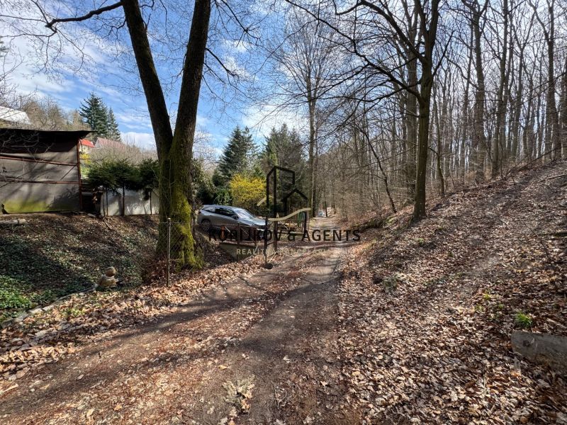 PREDAJ Rekreačná chata so záhradkou, Suchá Dolina, Košice-Sever - Chata v Svinici obklopená lesom a prašnou cestou na pokojnom mieste.