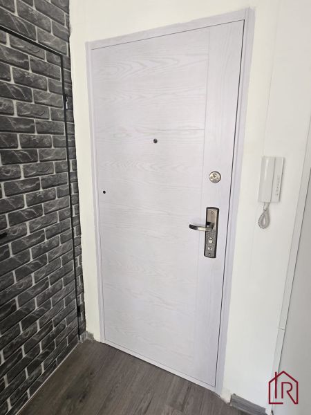 NA PRENÁJOM 1 izbový byt, Prešov, sídl. III, ul. Mukačevská - Svetlé vchodové dvere s tehlovým obkladom a podlahou s dreveným dekorom v 1-izbovom byte.