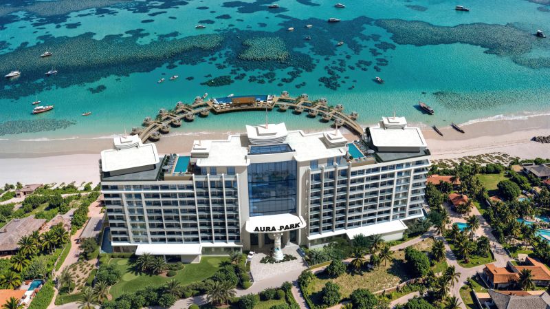 Predaj 5-izbového bytu, Zanzibar - Hotel v Paje s výhľadom na tyrkysové more a loďky pri pláži.