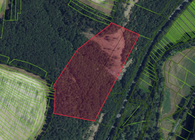 Domaníky – 49.000 m2 LESNÝ REKREAČNÝ POZEMOK v podiele 1/1 - Letecký pohľad na poľnohospodárske a lesné pozemky v Domaníkoch, obkolesené zeleňou.