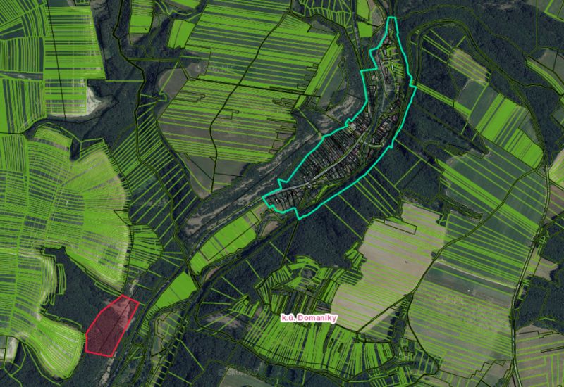 Domaníky – 49.000 m2 LESNÝ REKREAČNÝ POZEMOK v podiele 1/1 - Letecký pohľad na poľnohospodárske a lesné pozemky okolo obce Domaníky.