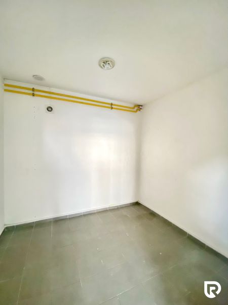Obchodný priestor 75m2 | Zlatovská, Trenčín - Prázdna miestnosť s dlažbou, potrubím, na ulici Zlatovská vhodná pre obchodné priestory.
