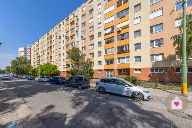 BA/PETRŽALKA-Prenájom kompletne zariadeného a prerobeného 4i bytu - Bytový dom na Švabinského ulici v Bratislave – Petržalke, parkovanie áut pred budovou.