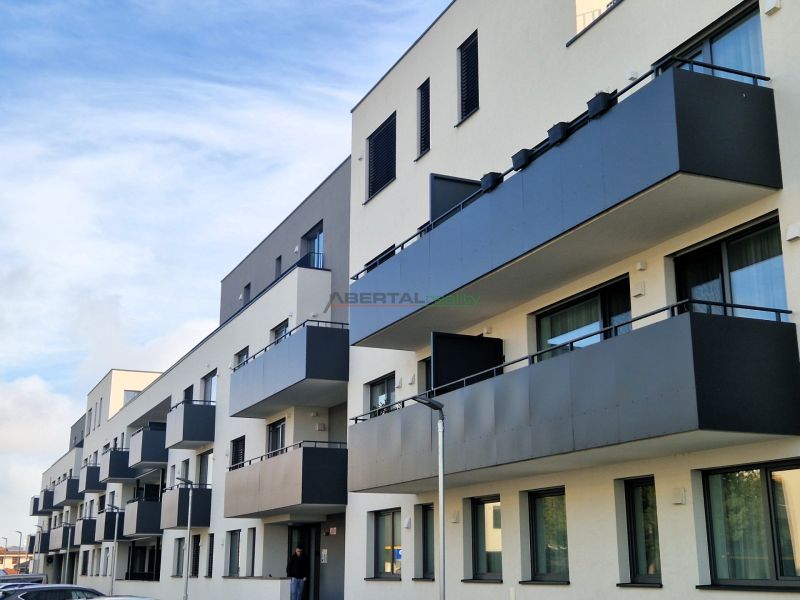 3-izb. byt na prenájom, Rovinka – novostavba, klimatizácia, parkovanie - Bytový komplex na Broskyňovej ulici v Rovinke so štýlovými balkónmi a fasádou.