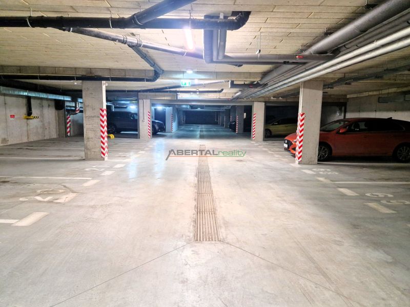3-izb. byt na prenájom, Rovinka – novostavba, klimatizácia, parkovanie - Podzemné parkovisko s parkovacími miestami a označeným stĺporadím.