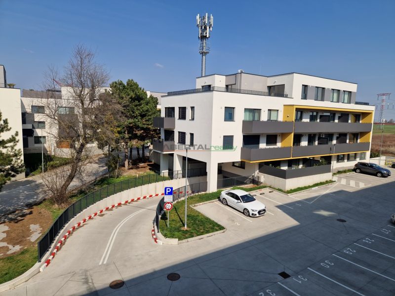 3-izb. byt na prenájom, Rovinka – novostavba, klimatizácia, parkovanie - Broskyňová ulica v Rovinke s parkovacími miestami pri 3-izbovom byte na predaj.