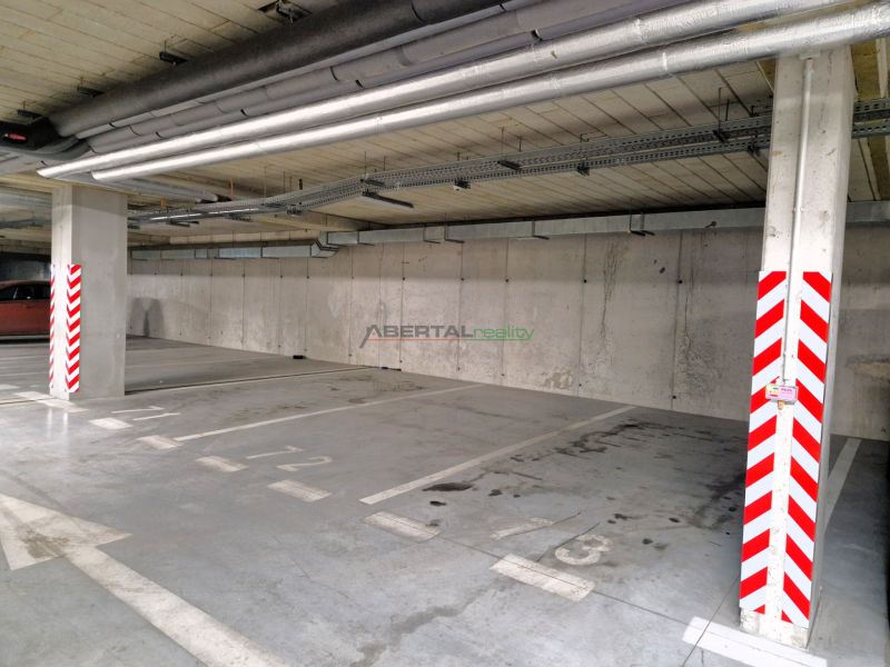 3-izb. byt na prenájom, Rovinka – novostavba, klimatizácia, parkovanie - Podzemná garáž v 2-izbovom byte, prázdne parkovacie miesta, betónové stĺpy, priestor pre vozidlá.