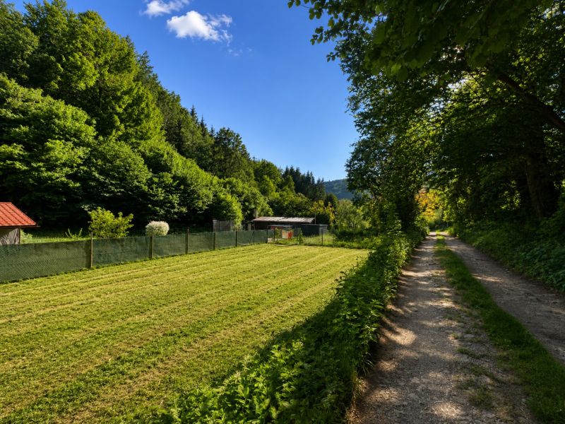 Na predaj pozemok - Banská Bystrica/Kostiviarska P121ZL - Pozemok na bývanie v Kostiviarskej, Banská Bystrica, vedľa Kostiviarskej cesty, obklopený zeleňou.