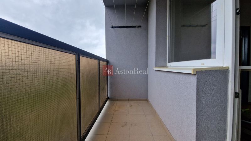 AstonReal: predaj 2-izbovy byt 57m2 + loggia, Kežmarok - K. Kuzmányho - Balkón 2-izbového bytu s kachličkovou podlahou a zábradlím v dekore Karola Kuzmányho, Kežmarok.