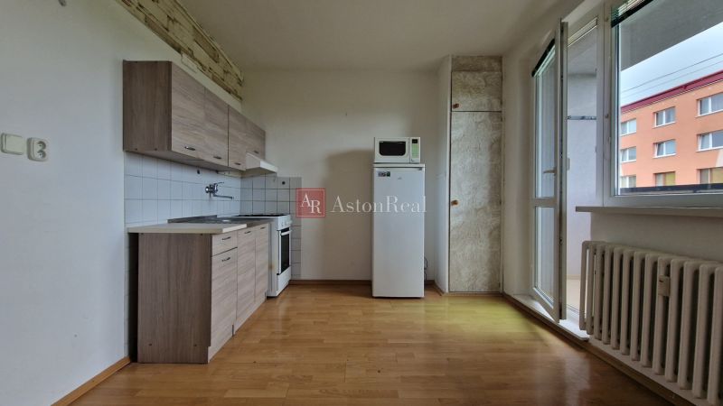 AstonReal: predaj 2-izbovy byt 57m2 + loggia, Kežmarok - K. Kuzmányho - Kuchyňa s linkou a spotrebičmi, podlaha s dreveným dekorom, radiátor, balkón, 2-izbový byt.