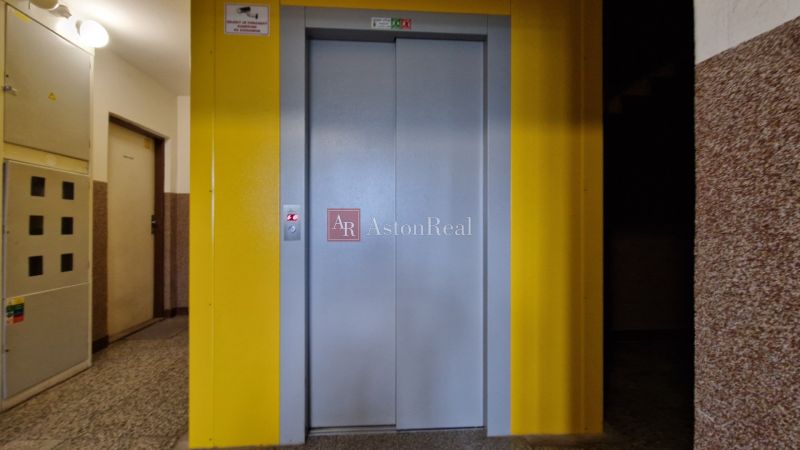 AstonReal: predaj 2-izbovy byt 57m2 + loggia, Kežmarok - K. Kuzmányho - Chodba v paneláku s výťahom na Karola Kuzmányho v Kežmarku.