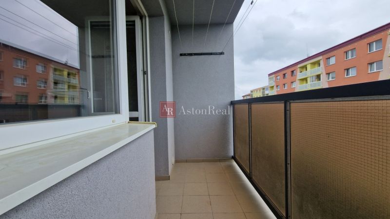 AstonReal: predaj 2-izbovy byt 57m2 + loggia, Kežmarok - K. Kuzmányho - Balkón v 2-izbovom byte na ulici Karola Kuzmányho v Kežmarku s výhľadom na susedné bytovky.