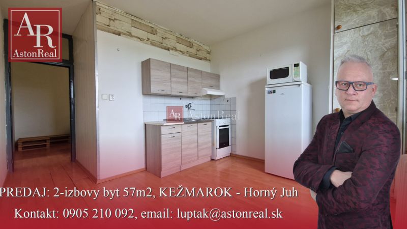 AstonReal: predaj 2-izbovy byt 57m2 + loggia, Kežmarok - K. Kuzmányho - Kuchyňa v 2-izbovom byte s podlahou s dreveným dekorom a základným vybavením.