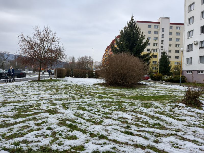 Na predaj rovinatý pozemok pre parkovisko 778m2 -  Zvolen-Západ P098ZL - Zimná scenéria na Novozámockej ulici, Zvolen, Banskobystrický kraj, Slovensko - Pozemky komerčné.