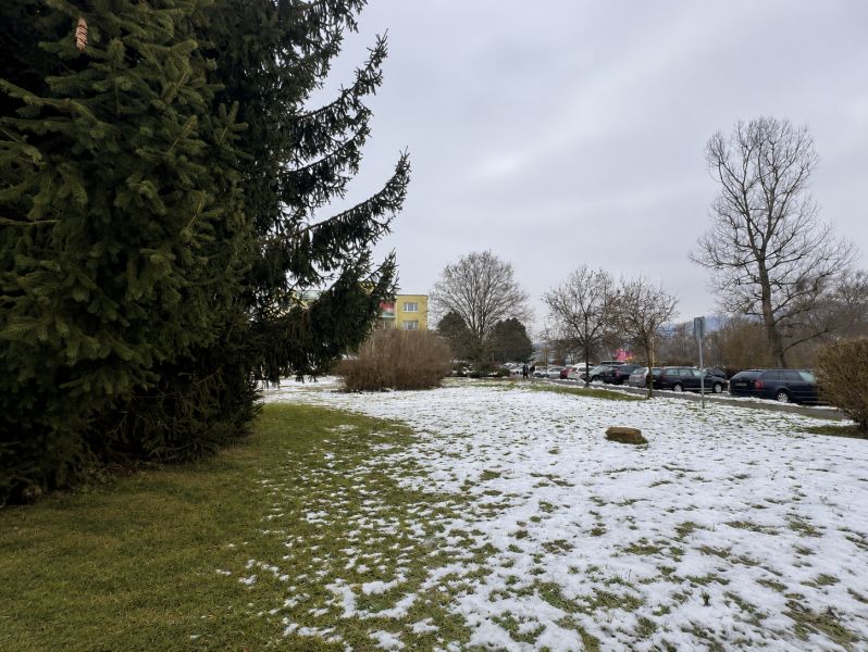 Na predaj rovinatý pozemok pre parkovisko 778m2 -  Zvolen-Západ P098ZL - Zasnežené pozemky - komerčné v Zvolene s výhľadom na parkovisko na Novozámockej.