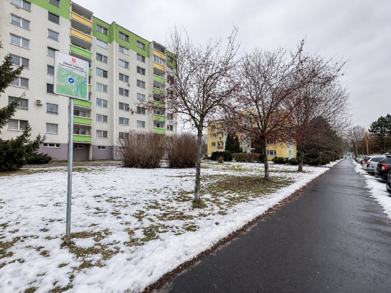 Na predaj rovinatý pozemok pre parkovisko 778m2 -  Zvolen-Západ P098ZL - Zasnežená ulica Novozámocká v Zvolene s komerčnými pozemkami a bytovými domami.
