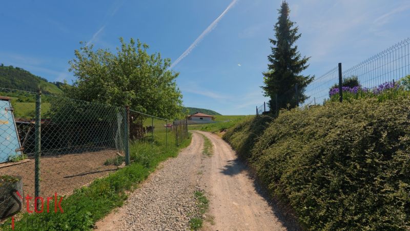 Iba 10km od Žiliny - STAVEBNÝ POZEMOK - Lietavská Svinná - Vidiecka cesta v Lietavskej Svinnej-Babkove vedie k domu, ideálna na pozemky - bývanie.