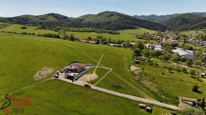 Iba 10km od Žiliny - STAVEBNÝ POZEMOK - Lietavská Svinná - Pozemky na bývanie v Lietavskej Svinnej-Babkove uprostred zelenej krajiny s dedinou v pozadí.