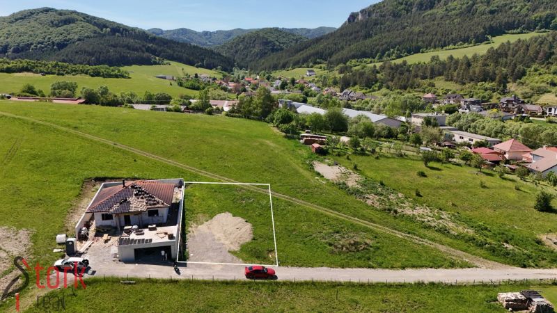 Iba 10km od Žiliny - STAVEBNÝ POZEMOK - Lietavská Svinná - Pozemky - bývanie v Lietavskej Svinnej-Babkove, s panorámou malebných zelených kopcov na obzore.