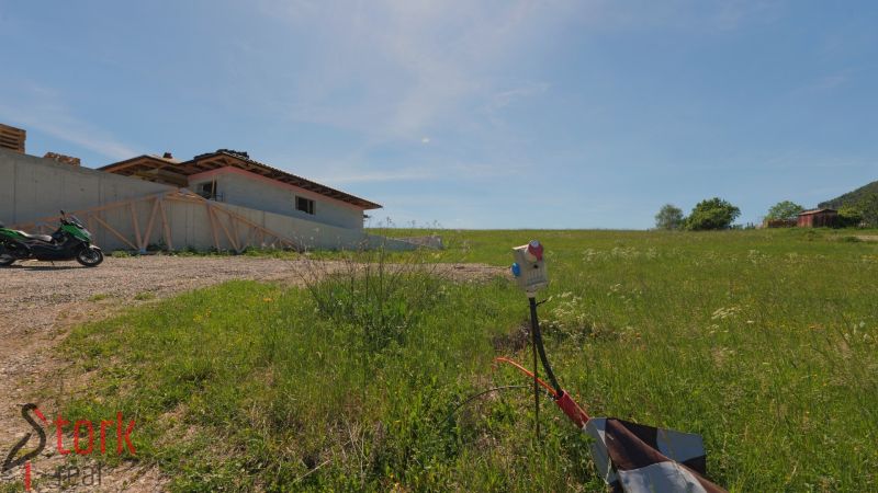 Iba 10km od Žiliny - STAVEBNÝ POZEMOK - Lietavská Svinná - Stavba a zelené pole v obci Lietavská Svinná-Babkov vhodné pre pozemky - bývanie.