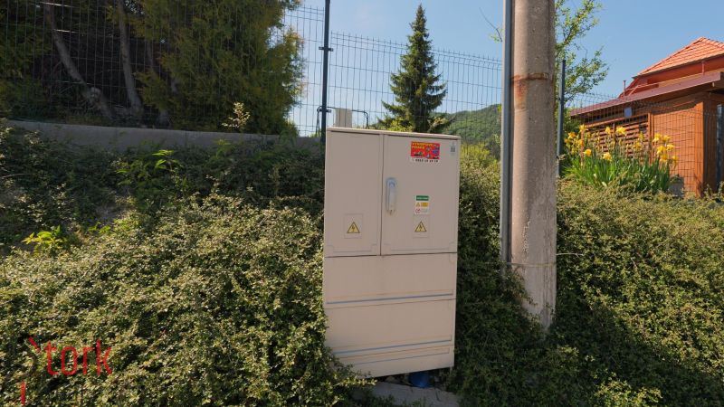 Iba 10km od Žiliny - STAVEBNÝ POZEMOK - Lietavská Svinná - Elektrická skriňa vedľa stĺpu a porastu v Lietavskej Svinnej-Babkove, Pozemky - bývanie.
