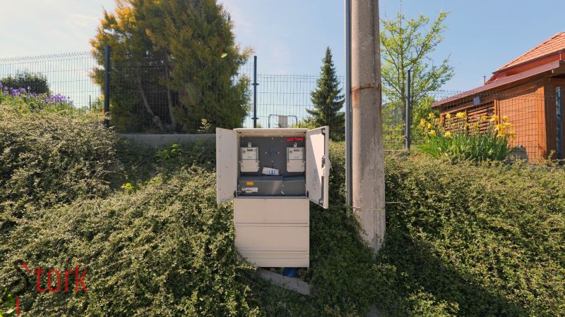 Iba 10km od Žiliny - STAVEBNÝ POZEMOK - Lietavská Svinná - Otvorená elektrická skriňa medzi zeleňou v Lietavskej Svinnej-Babkove pre pozemky - bývanie.