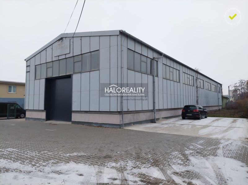 Prenájom, skladový priestor Košice Džungľa - EXKLUZÍ... - Sklady a haly v KE - Džungľa s veľkou priemyselnou budovou a asfaltovou plochou.