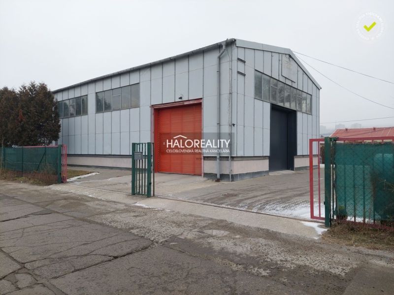 Prenájom, skladový priestor Košice Džungľa - EXKLUZÍ... - Sklady a haly v mestskej časti KE - Džungľa, s plechovou konštrukciou a červenou bránou.