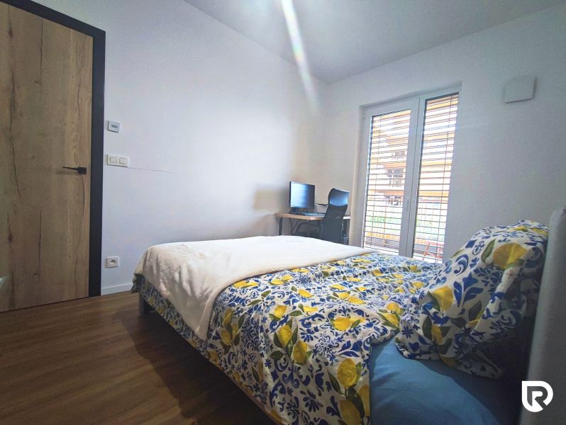 | Srdce Mesta | 2 Izb. byt | ORBIS |  70 m2 - Spálňa v 2-izbovom byte s posteľou, podlahou s dreveným dekorom a pracovným stolom.