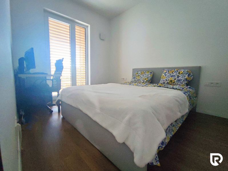 | Srdce Mesta | 2 Izb. byt | ORBIS |  70 m2 - Spálňa v 2-izbovom byte s podlahou s dreveným dekorom a posteľou pri okne.