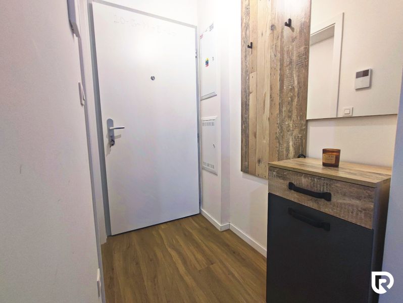 | Srdce Mesta | 2 Izb. byt | ORBIS |  70 m2 - Vstupná chodba v 2-izbovom byte s podlahou s dreveným dekorom a vešiakovou stenou.