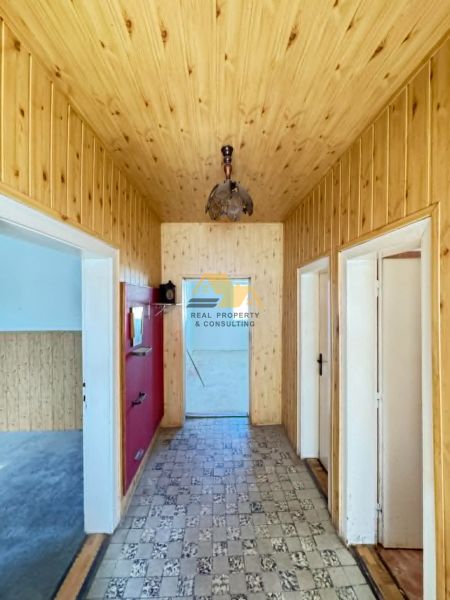 Exkluzívne! Predám 3 izbový rodinný dom v Komjaticiach - Chodba v rodinnom dome s obkladmi a vzorovanou podlahou, dve miestnosti s farebnými stenami.