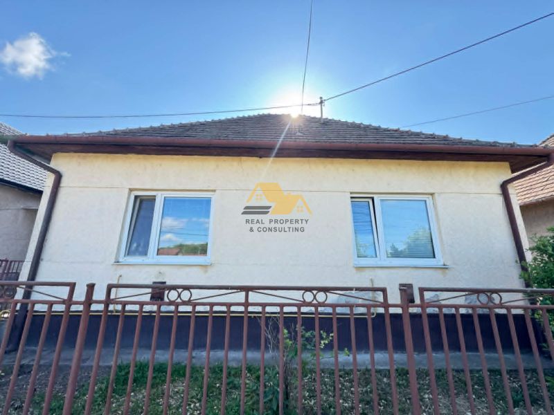Exkluzívne! Predám 3 izbový rodinný dom v Komjaticiach - Rodinný dom v Komjaticiach na Komjaticiach s bielou fasádou a hnedou strechou.