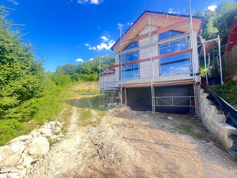 Na predaj štýlová novostavba nízkoenergetického rodinného domu - Badín - Rodinný dom v rekonštrukcii s lešením, obklopený prírodou v Badíne, okres Banská Bystrica, Slovensko.