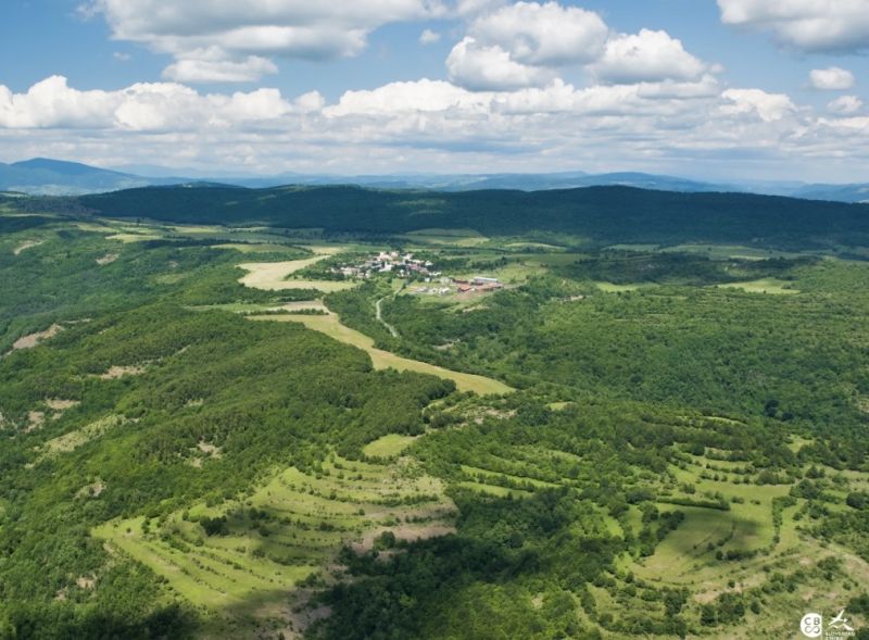 Madačka – 190 683 m2 LESY a POĽNOHOSPODÁRSKA pôda  - Letecký pohľad na poľnohospodárske a lesné pozemky v Ábelovej obklopené lesmi a lúkami.