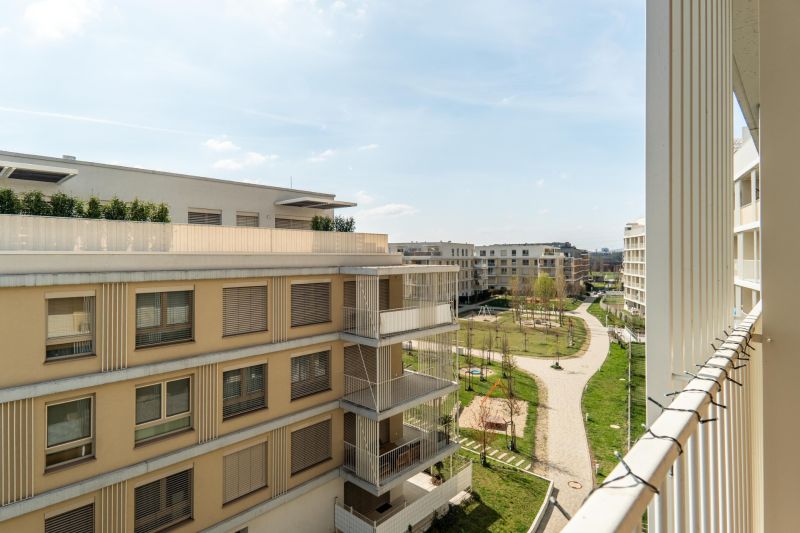 Bývanie ako z katalógu – Dizajnový 3-izbový byt s terasou a parkovaním - Balkóny a zeleň medzi mestskými bytovkami v Bratislave - Ružinove.