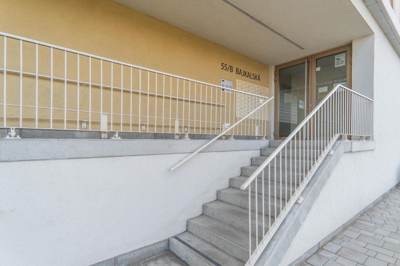 Bývanie ako z katalógu – Dizajnový 3-izbový byt s terasou a parkovaním - Vchod do 3-izbového bytu na Bajkalskej ulici v Bratislave, Ružinove so schodiskom.
