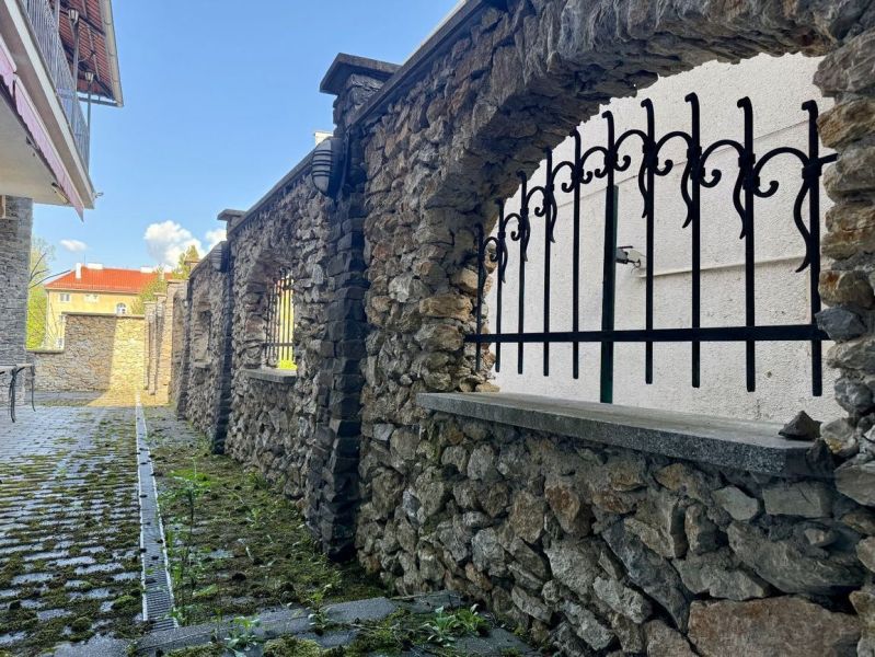 Meštiansky dom v centre Banskej Bystrice a parkovaním pre 24 áut D135Z - Kamenný múr a železné mreže na ulici Dolná v Banskej Bystrici.