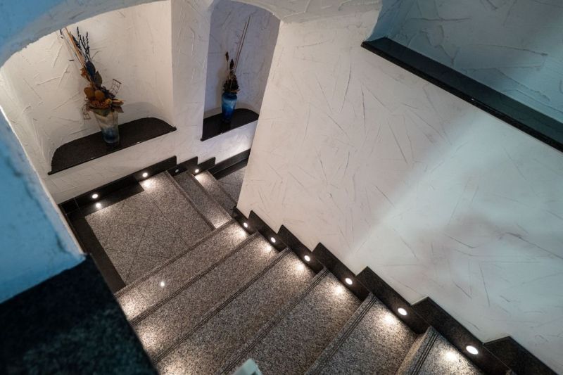 Meštiansky dom v centre Banskej Bystrice a parkovaním pre 24 áut D135Z - Schodisko s kamennými schodmi a zaujímavou textúrou stien v budove.