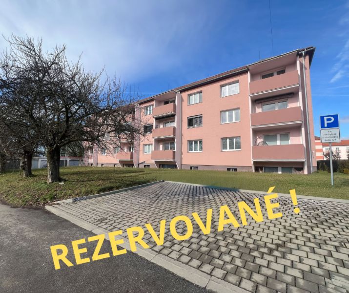 Na predaj 3-izbový byt s loggiou – Žiar nad Hronom, ul. D. Hrdinov - Bytový dom na ulici Dukelských hrdinov v Žiari nad Hronom. Rezervované parkovacie miesto.