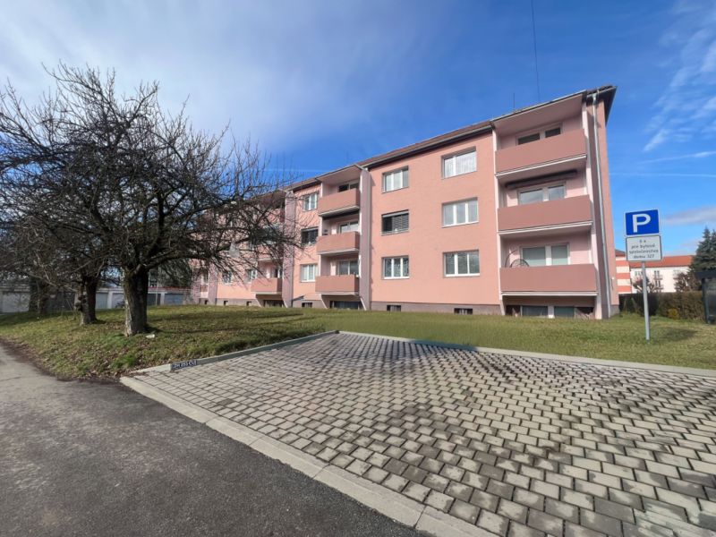 Na predaj 3-izbový byt s loggiou – Žiar nad Hronom, ul. D. Hrdinov - Bytový dom so stromami a parkoviskom na ulici Dukelských hrdinov, Žiar nad Hronom.