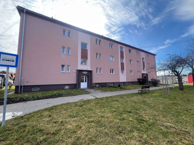 Na predaj 3-izbový byt s loggiou – Žiar nad Hronom, ul. D. Hrdinov - Bytový dom na ulici Dukelských hrdinov v Žiari nad Hronom, okres Žiar nad Hronom.