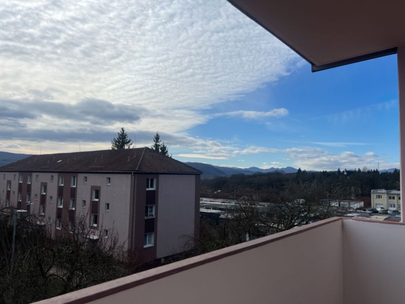 Na predaj 3-izbový byt s loggiou – Žiar nad Hronom, ul. D. Hrdinov - Výhľad z 2-izbového bytu na Dukelských hrdinov, Žiar nad Hronom, okres Žiar nad Hronom.
